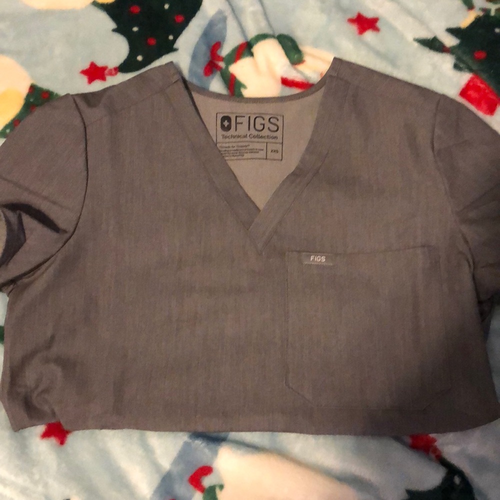 Figs 1 pocket scrub top